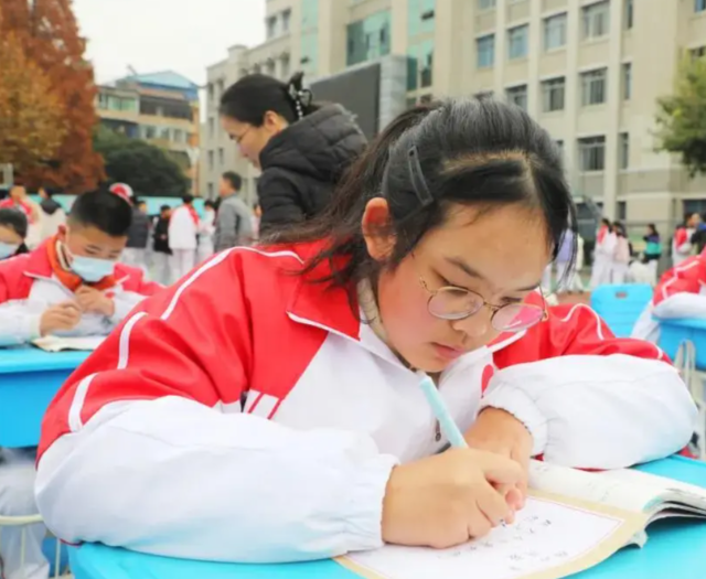 高效的压力测试场它迫使学生将模糊的神往转化为结构化表达